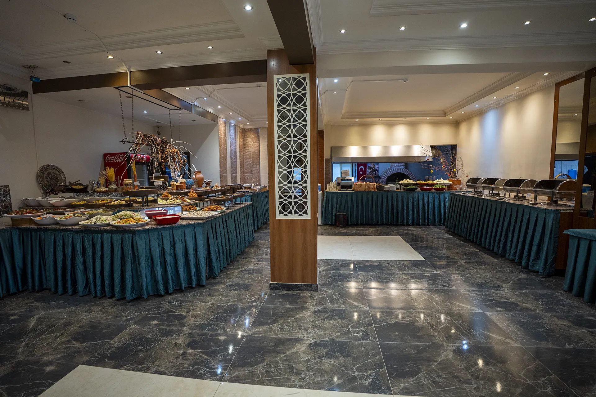 Doktorun Oteli Haymana restoranında açık mutfak düzeni
