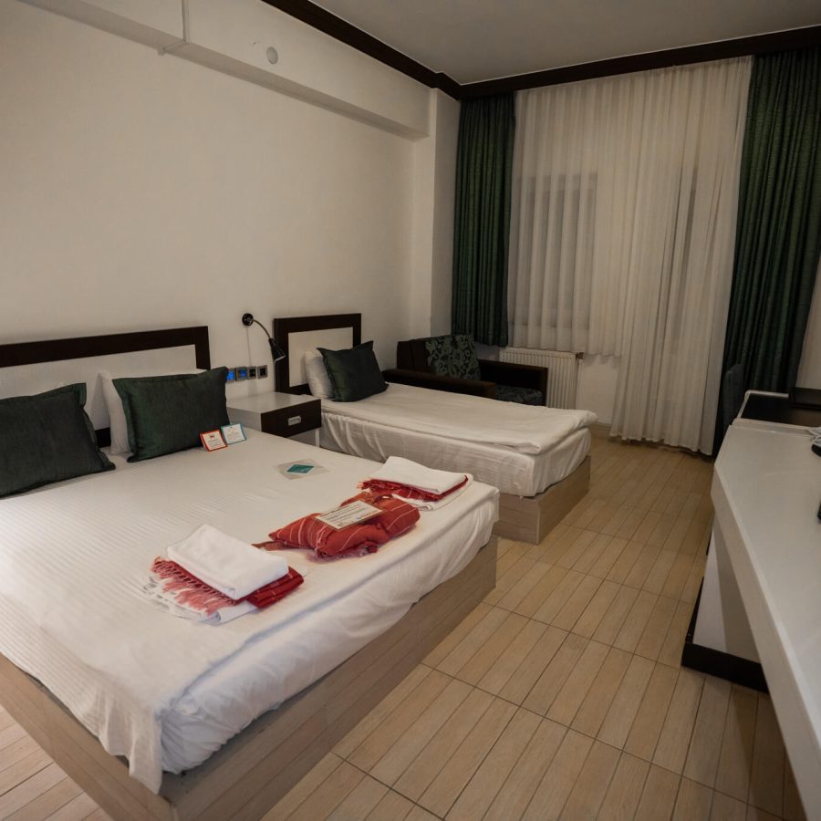 Haymana 3 kişilik otel odası — Standart Triple oda yatak düzeni